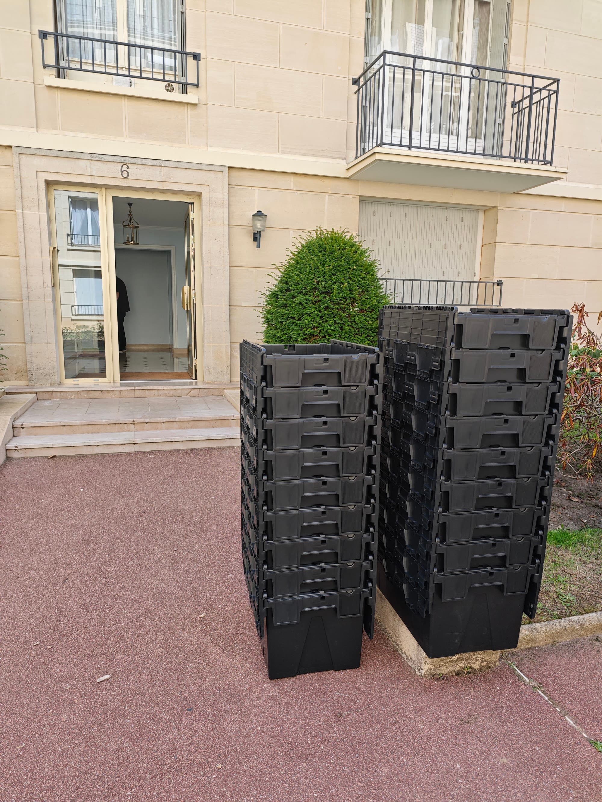 Deux piles de bacs Locabac livrées devant un immeuble, le 11 septembre 2026.